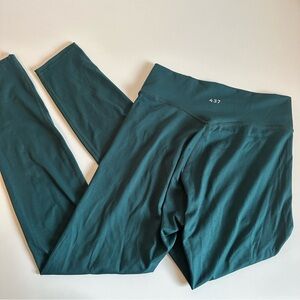 437 V Leggings